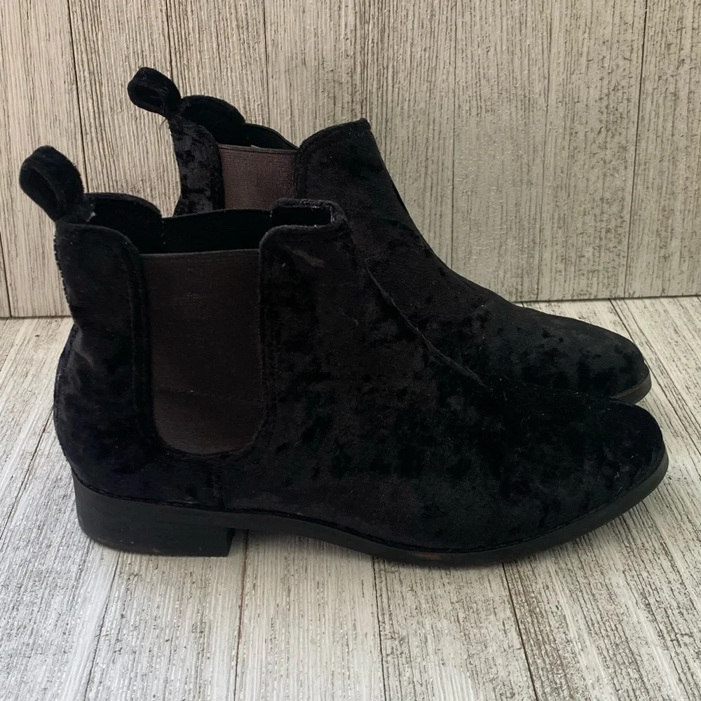 Toms Ella Black Velvet Chelsea Boots Size 6.5